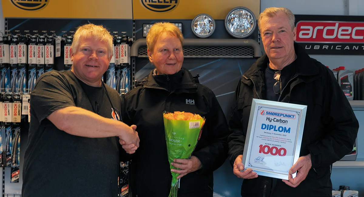 Mathias Steen deler ut diplom til kunde nr 1000