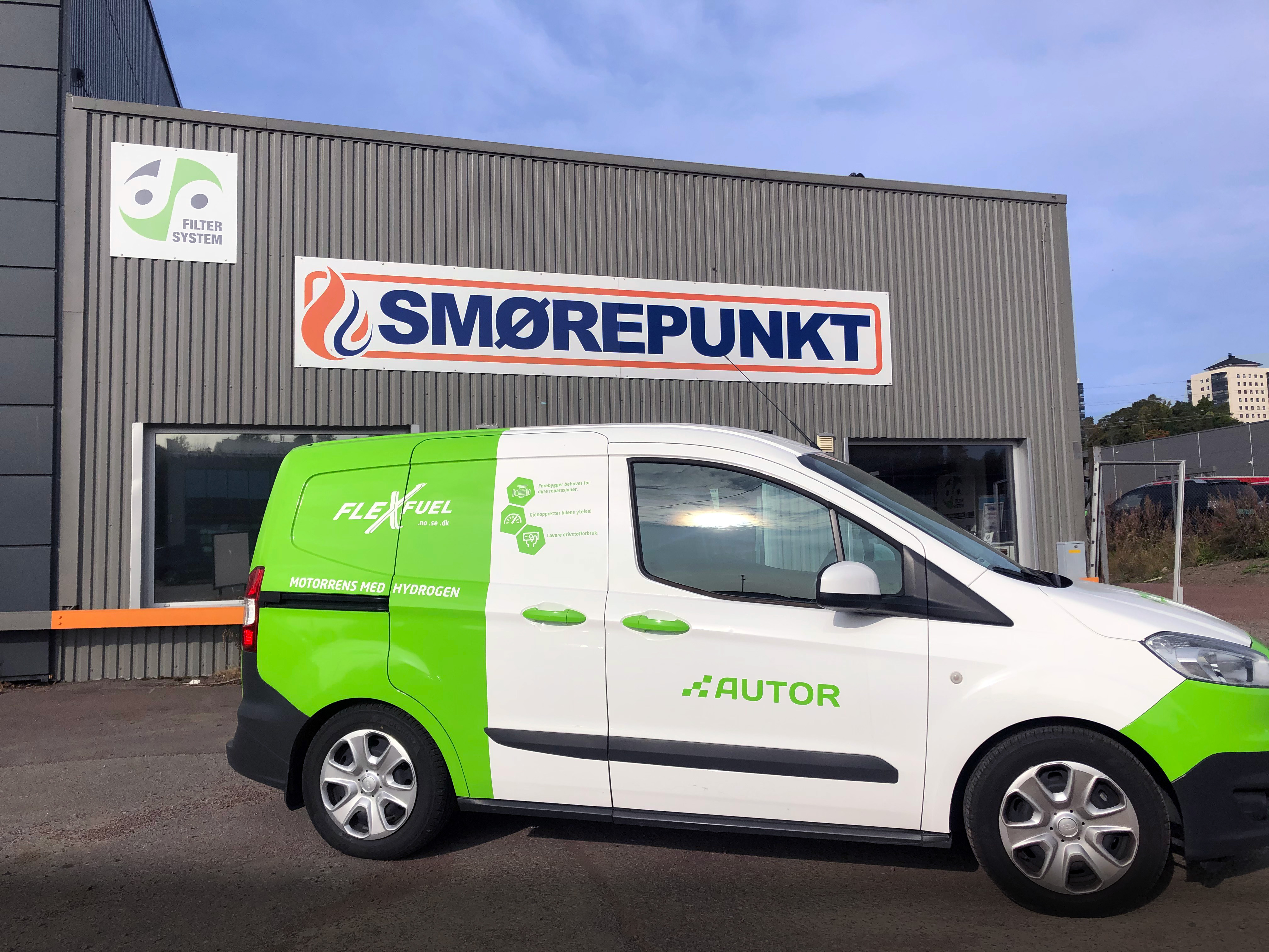 Autorbil foran Smørepunkts lokaler